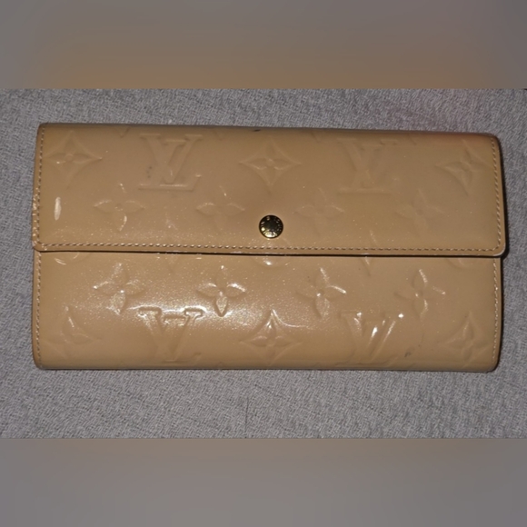 Authentic Louis Vuitton Vernis Sarah Wallet In Tan With Light Pink Interior - Picture 2 of 15